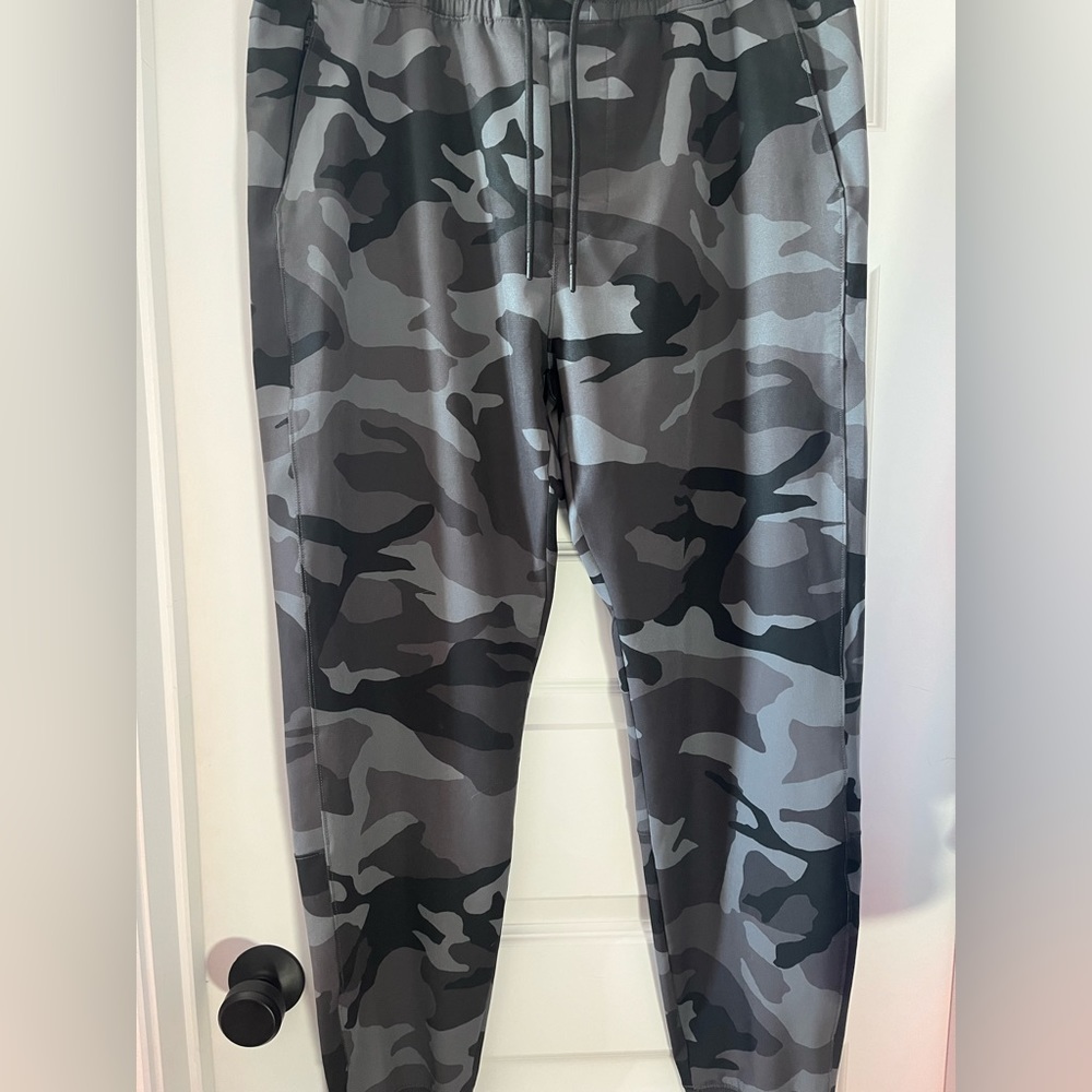 NWOT: Abercrombie & Fitch Camo Active Travel Pants (XL- Long)